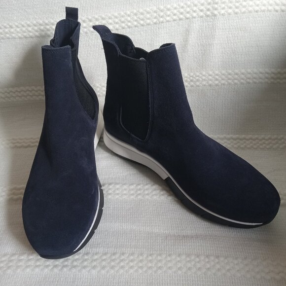 FINAL SALE NWOT Women’s La Canadienne Newport Suede Bootie - Picture 1 of 5